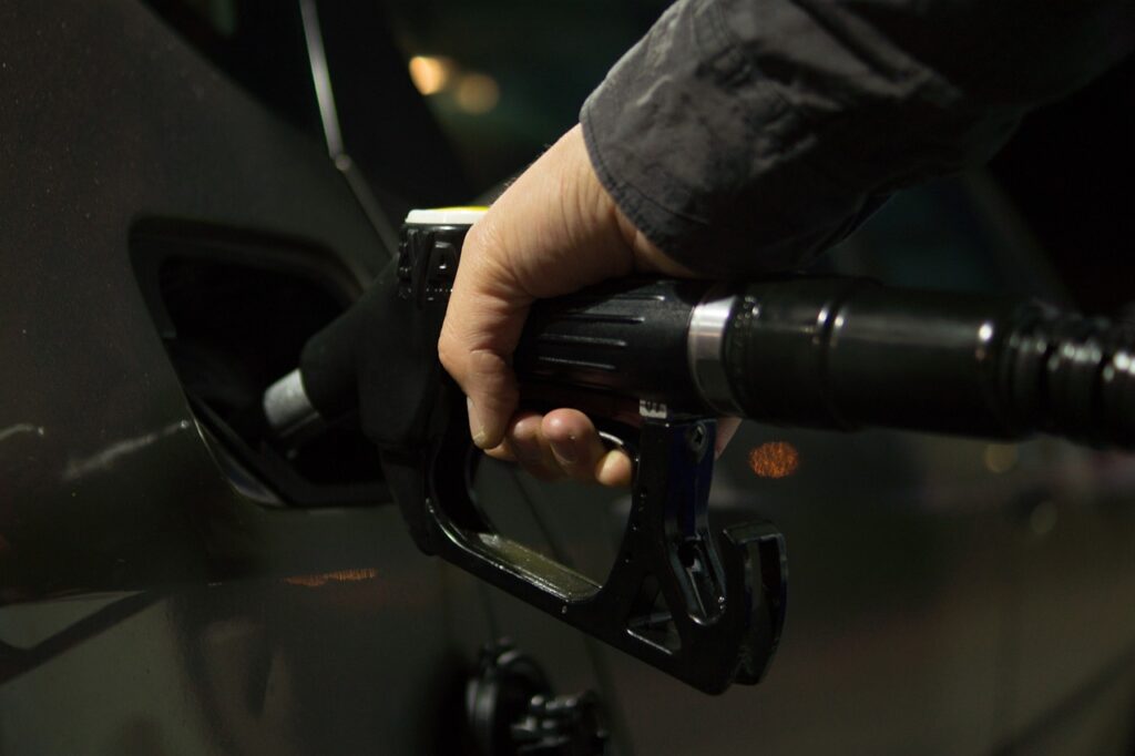 Cómo ahorrar combustible al conducir